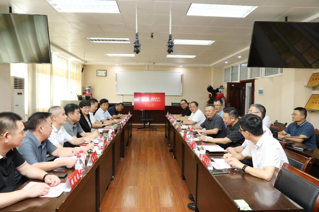 信陽市上天梯非金屬礦管理區領導一行來我?？疾旖涣? class=